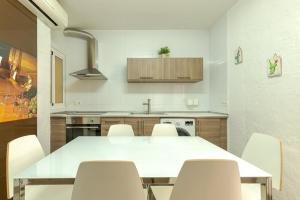 Kuchyňa alebo kuchynka v ubytovaní Beautiful flat with balcony and wifi in Málaga Center