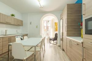Kuchyňa alebo kuchynka v ubytovaní Beautiful flat with balcony and wifi in Málaga Center
