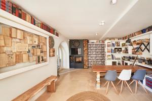 une bibliothèque avec une table et des chaises en bois dans l'établissement Quinta do Porto Nogueira, à Alguber