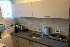 a kitchen counter top with a sink and a sink at דירת נופש - עין כרם in ‘En Kerem