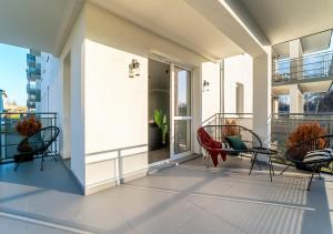Balkon lub taras w obiekcie Apartamenty Flat White Obywatelska 49