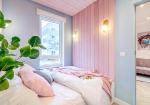 Łóżko lub łóżka w pokoju w obiekcie Apartamenty Flat White Obywatelska 49