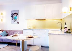 Kuchnia lub aneks kuchenny w obiekcie Apartamenty Flat White Obywatelska 49
