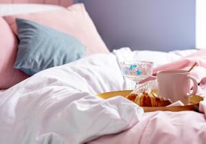 Łóżko lub łóżka w pokoju w obiekcie Apartamenty Flat White Obywatelska 49