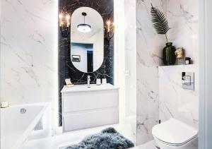 Łazienka w obiekcie Apartamenty Flat White Obywatelska 49