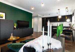 Telewizja i/lub zestaw kina domowego w obiekcie Apartamenty Flat White Obywatelska 49
