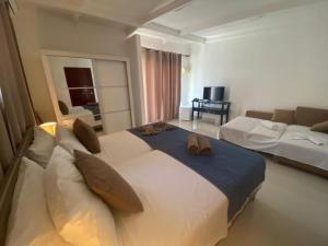 Hotel Plein Soleil tesisinde bir odada yatak veya yataklar