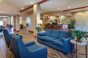 The lobby or reception area at Comfort Suites Airport South