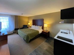 Säng eller sängar i ett rum på Quality Inn & Suites I-40 East