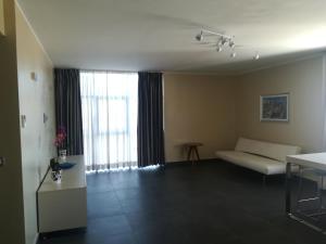 sala de estar con sofá y ventana en Glass House intero appartamento centro città en Cosenza