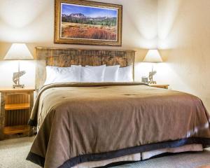 Kama o mga kama sa kuwarto sa Yellowstone Valley Lodge, Ascend Hotel Collection