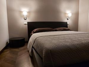 A bed or beds in a room at I Tre marchi Rooms / Camera Mare