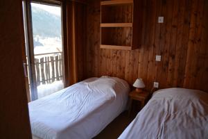 Un pat sau paturi într-o cameră la Village vacances Le Savoy