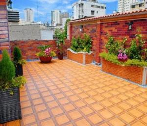 un patio con macetas en un edificio de ladrillo en Hostal Suites Madrid, en Guayaquil