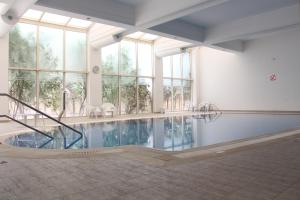 - une piscine dans un bâtiment avec fenêtres dans l'établissement Borj Dhiafa, à Sfax