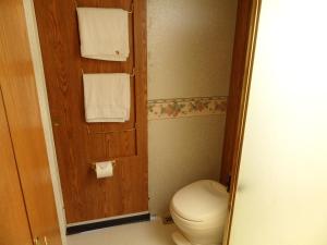 Kamar mandi di Pahrump RV Park & Lodging