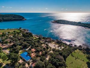 une vue aérienne sur une maison à côté de l'eau dans l'établissement Campsite Piccolo, à Banjole