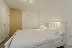 Un pat sau paturi într-o cameră la Ruim app met 3 slpks en 2 badkamers vlakbij de zee