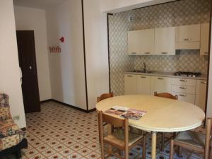 利多迪迪耶索洛的住宿－Appartamenti Ariston，一间厨房,里面配有桌椅