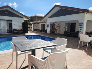 Bazén v ubytování Hotel Plein Soleil nebo v jeho okolí