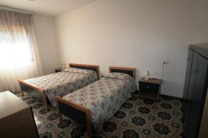 Habitación de hotel con 2 camas y ventana en Appartamenti Ariston, en Lido di Jesolo