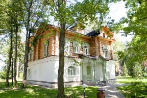 stary dom w parku z drzewami w obiekcie Russkaya Derevnya we Włodzimierzu