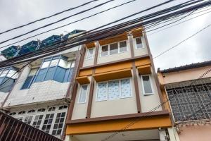 un edificio frente a algunos edificios en KoolKost Syariah near Sunter Mall - Minimum Stay 6 Nights, en Yakarta