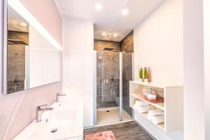 uma casa de banho com um lavatório e um chuveiro em VIVA Apartments em Graz