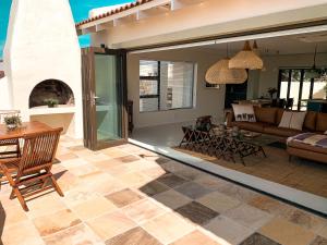 sala de estar con sofá y mesa en Luxury Home with Stunning Views and Solar Power, en St Francis Bay