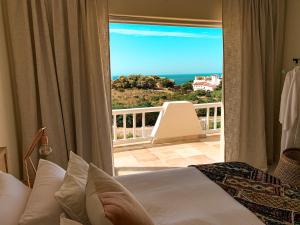 1 dormitorio con cama y vistas al océano en Luxury Home with Stunning Views and Solar Power, en St Francis Bay