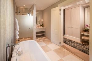 Franschhoek的住宿－Leeu Estates，带浴缸、卫生间和盥洗盆的浴室