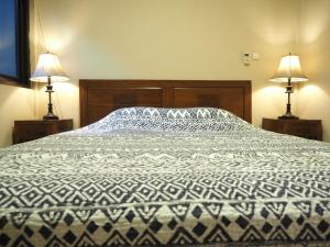Un pat sau paturi într-o cameră la Rhiz Guest House Tebet