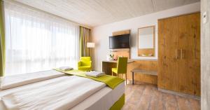 Llit o llits en una habitació de OHO Rooms Herrenberg Digital Access Only