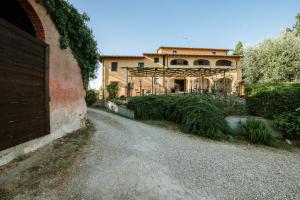 a house with a driveway in front of a building at Agriturismo Poggio Di Sotto in Galliano