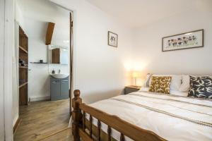 ein Schlafzimmer mit einem großen Bett und einem Spiegel in der Unterkunft Ashgrove Farm - 1 Bedroom Apartment - Llawhaden - Narberth in Narberth