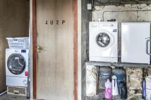 a laundry room with a washer and a washing machine at Ashgrove Farm - 1 Bedroom Apartment - Llawhaden - Narberth in Narberth
