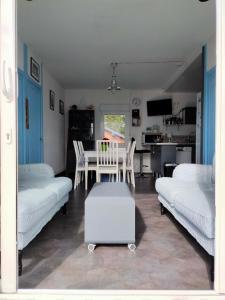 ein Wohnzimmer mit 2 weißen Sofas und einem Tisch in der Unterkunft Les sables d'or in Agon Coutainville