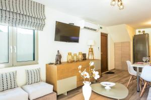 una sala de estar con un sofá y una mesa en Villa Saktouris, en Saktoúria