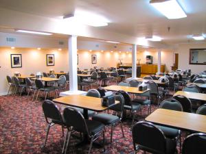 Dutton Inn tesisinde bir restoran veya yemek mekanı