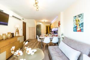 una sala de estar con un sofá y una mesa en Villa Saktouris, en Saktoúria