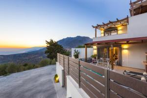 a house with a view of the mountains at Villa Saktouris in Saktoúria