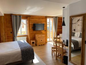 TV a/nebo společenská místnost v ubytování Hôtel Les Autanes Spa-Balnéothérapie & Restaurant