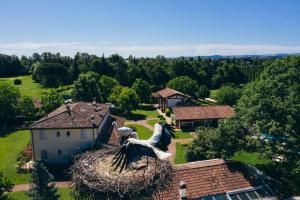 uma vista aérea de uma casa com um ninho em Villa Abbondanzi Resort em Faenza