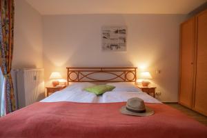 a bedroom with a bed with a hat on it at Ferienwohnung Bernstein #34 in Binz in Binz