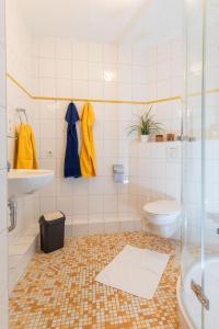 a bathroom with a toilet and a sink at Ferienwohnung Bernstein #34 in Binz in Binz