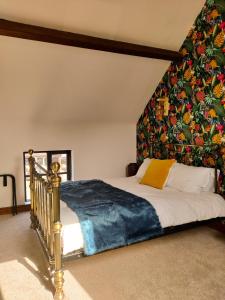 a bedroom with a bed with a floral wall at White Horse Inn in Chester