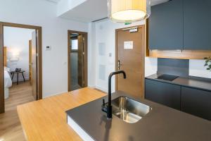 Kuchyň nebo kuchyňský kout v ubytování Aquitania Home Suites