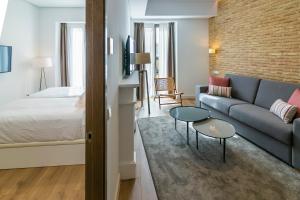 Postel nebo postele na pokoji v ubytování Aquitania Home Suites