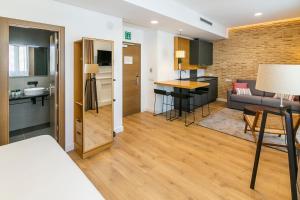 Kuchyň nebo kuchyňský kout v ubytování Aquitania Home Suites