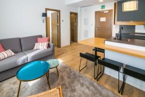 Kuchyň nebo kuchyňský kout v ubytování Aquitania Home Suites